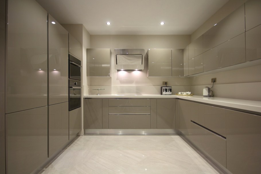 Серая глянцевая кухня