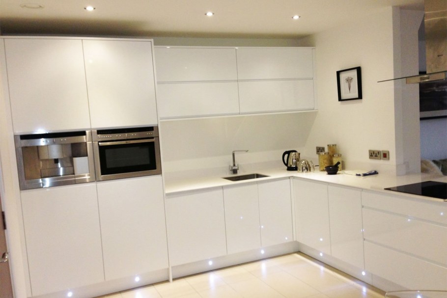 Белая глянцевая кухня