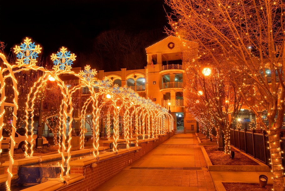 Новогоднее украшение фасада