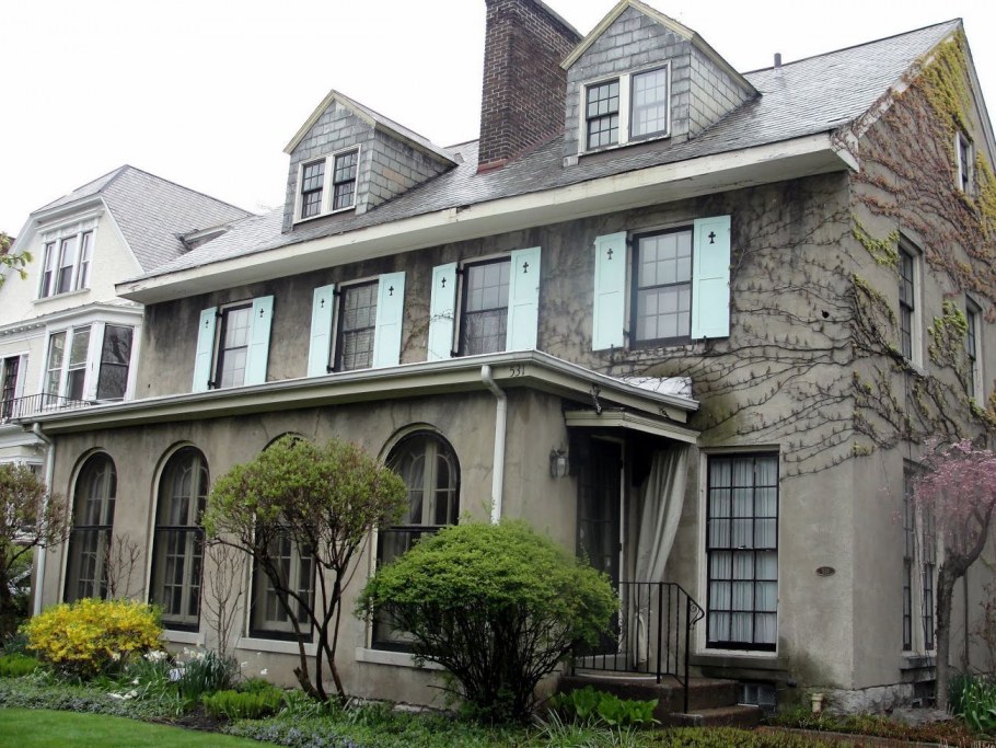 Дом в георгианском стиле серый