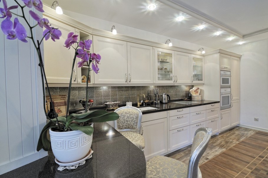 Черно белая угловая кухня