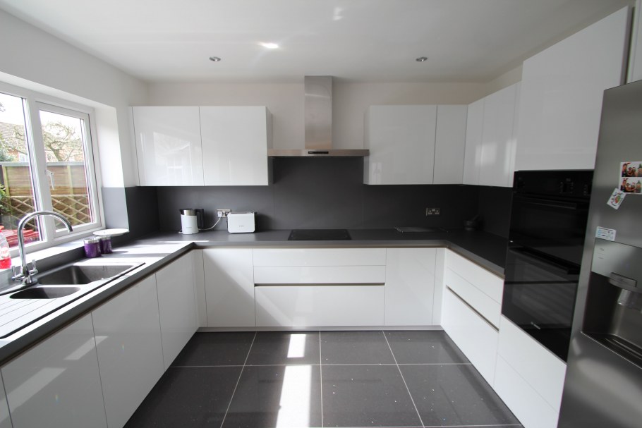 Белая кухня с черной столешницей