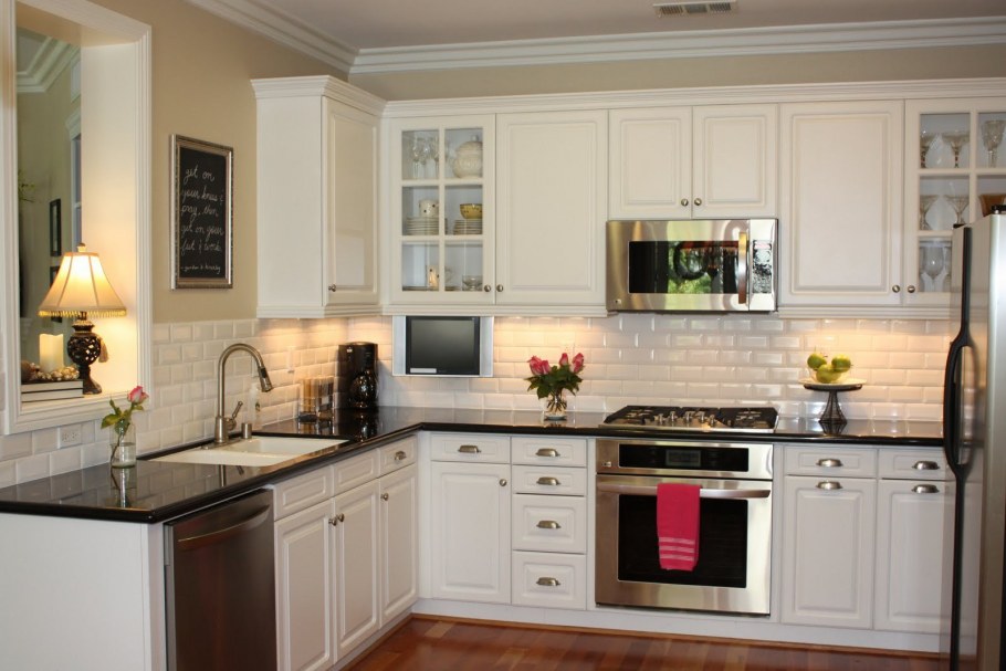 Фартук для белой современной кухни