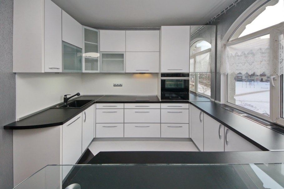 Кухня классика белая с черной столешницей