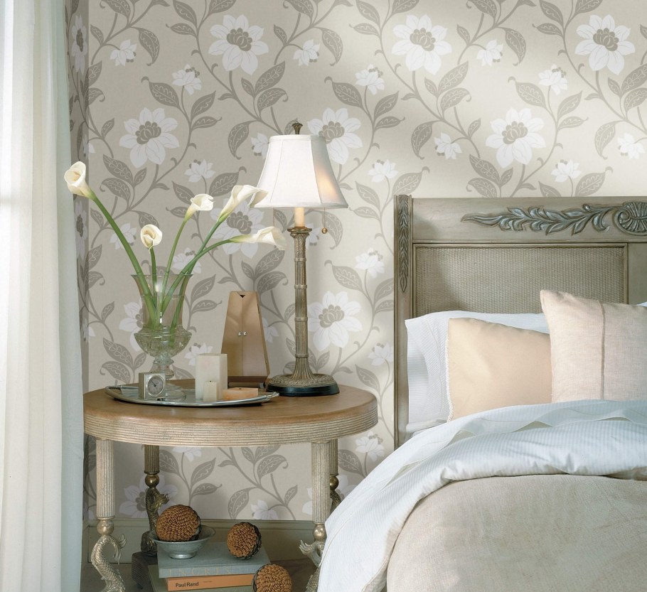 Обои в маленькую комнату спальню