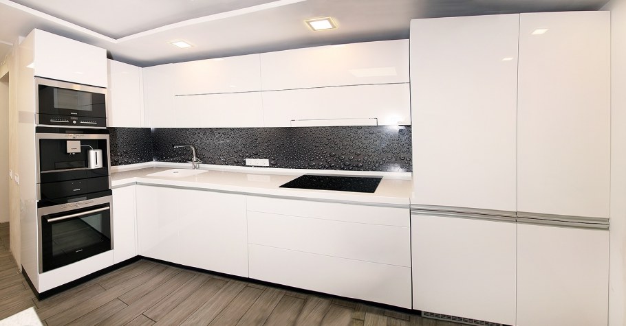 Белая глянцевая кухня