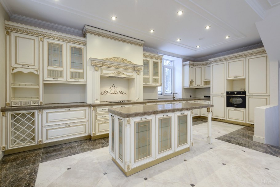 Кухонный гарнитур белый классика