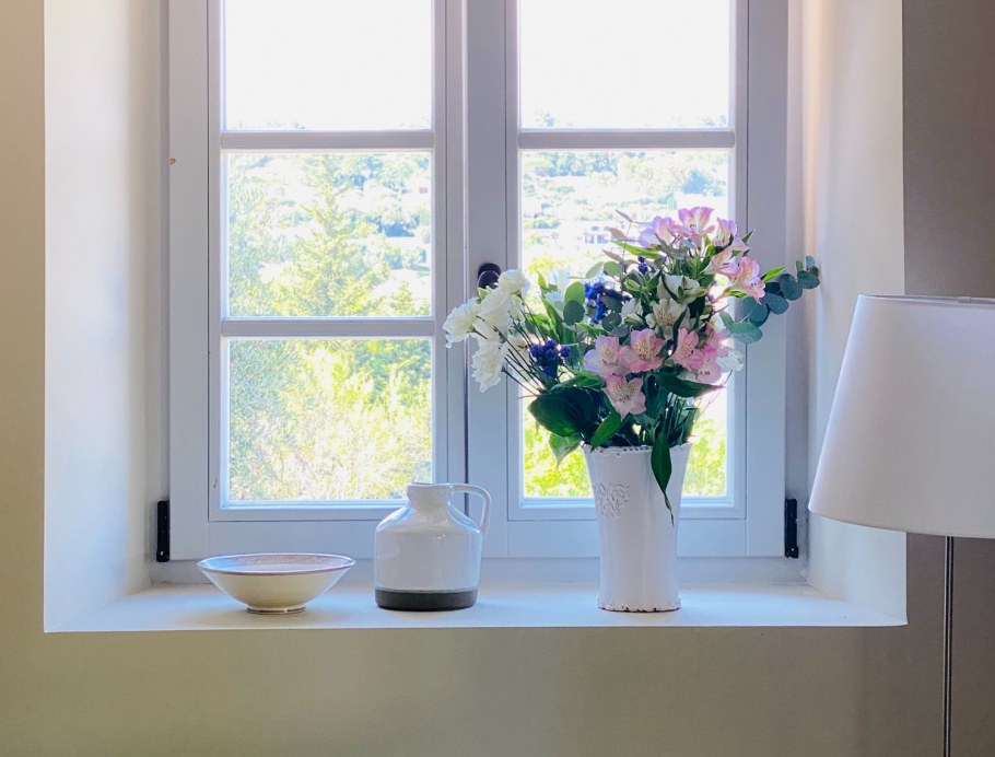 Серые откосы на окнах в интерьере