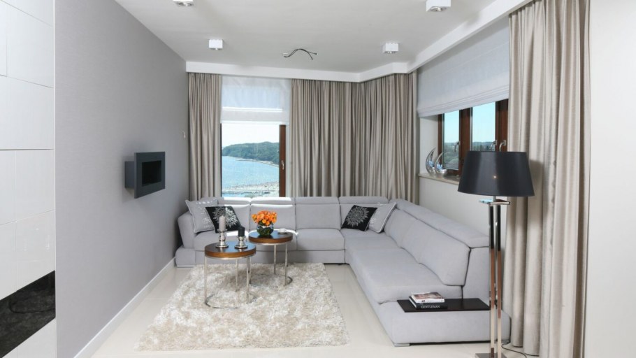 Гостиная в серых тонах с угловым диваном