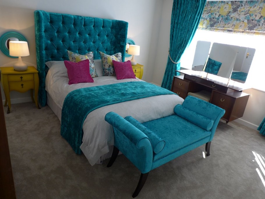 Кровать бирюзового цвета
