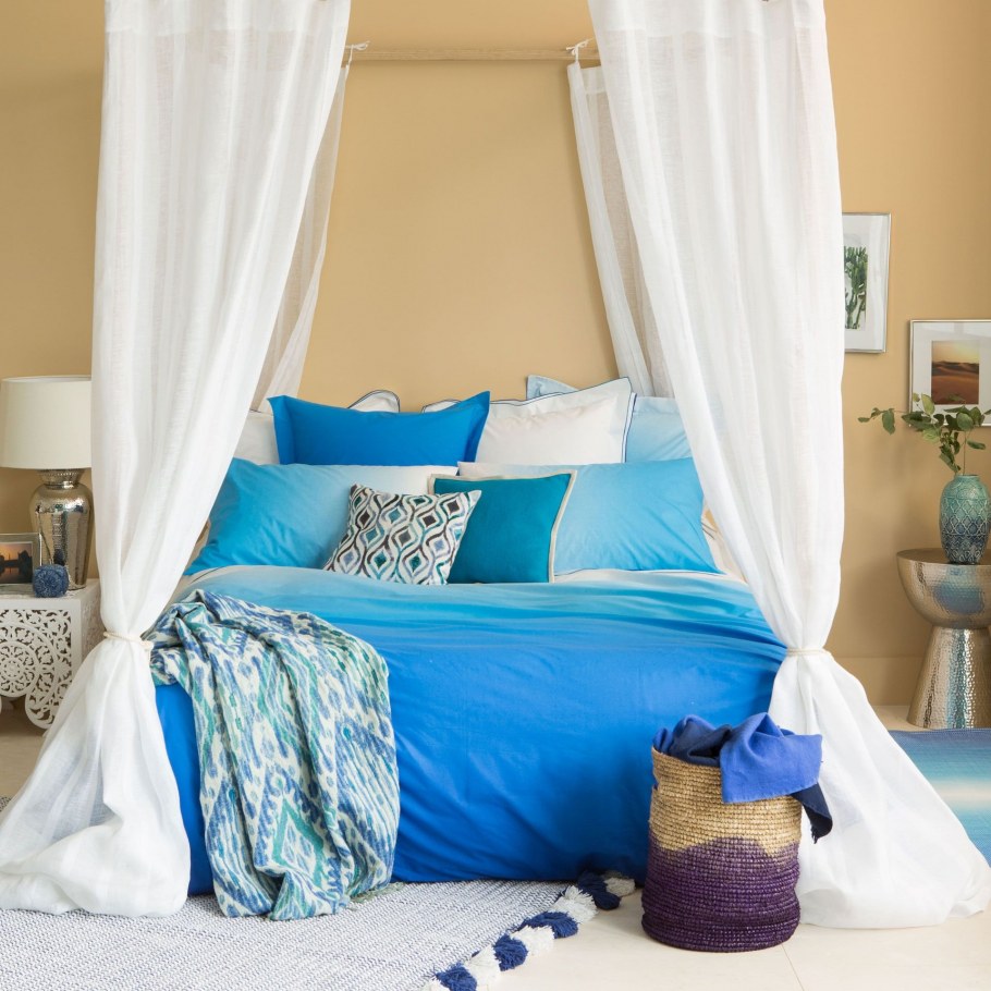 Кровать нежно голубого цвета