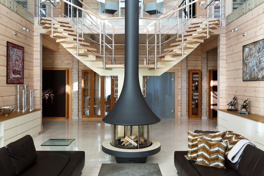 Камин в гостиной со вторым светом