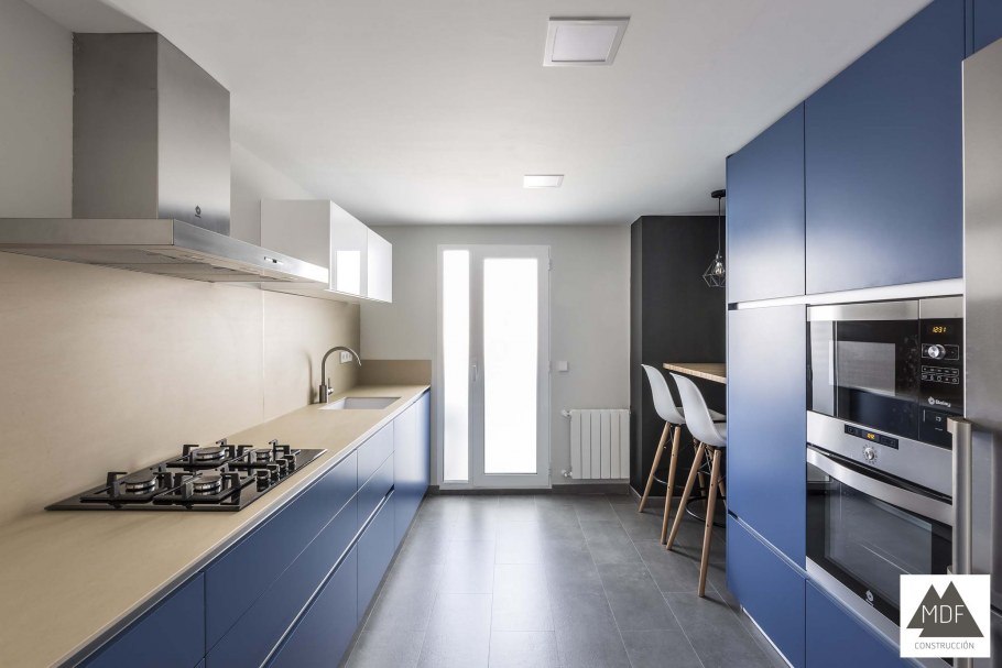 Рядная серая кухня