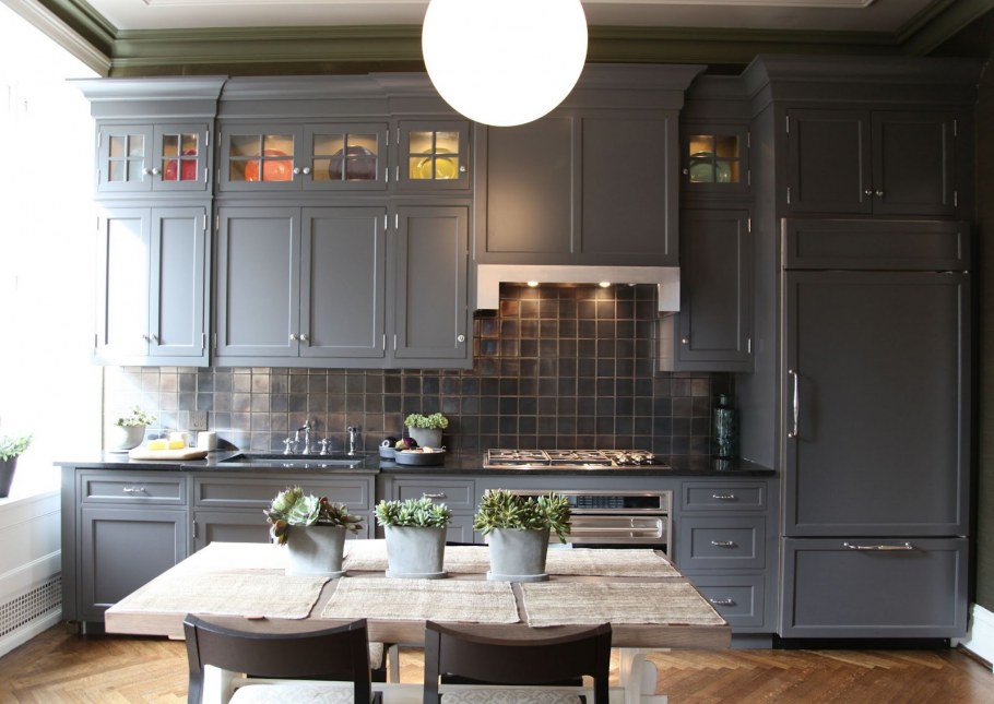 Интерьер серой кухни с деревом