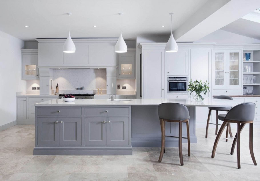 Белая кухня серый пол