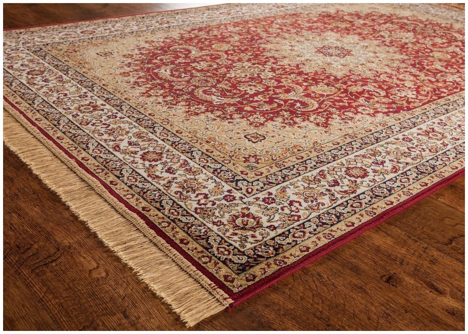 Фиолетовое кресло с ковром