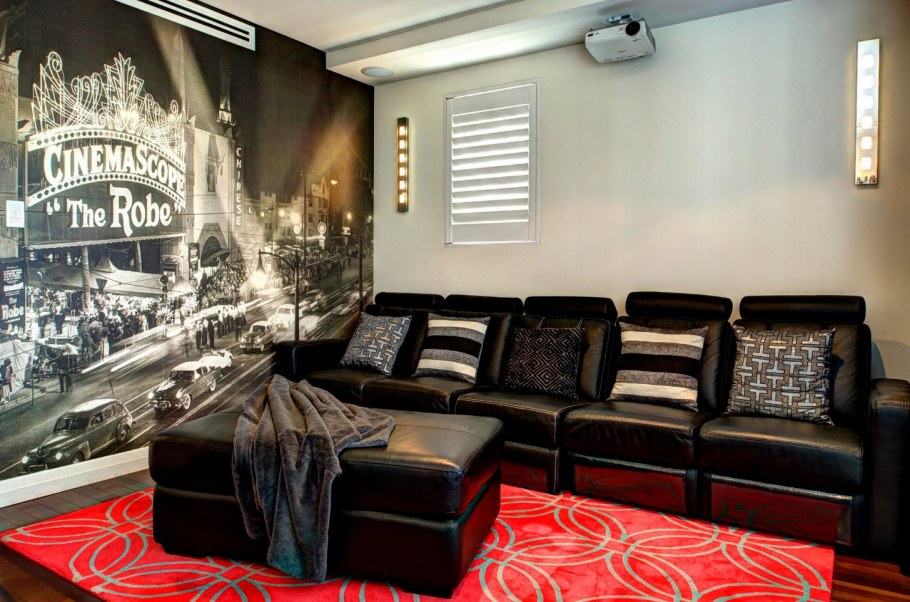 Зал в черно-белом стиле с фотообоями