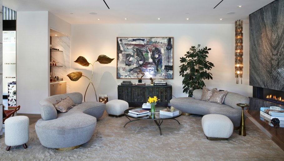 Гостиная в темных тонах