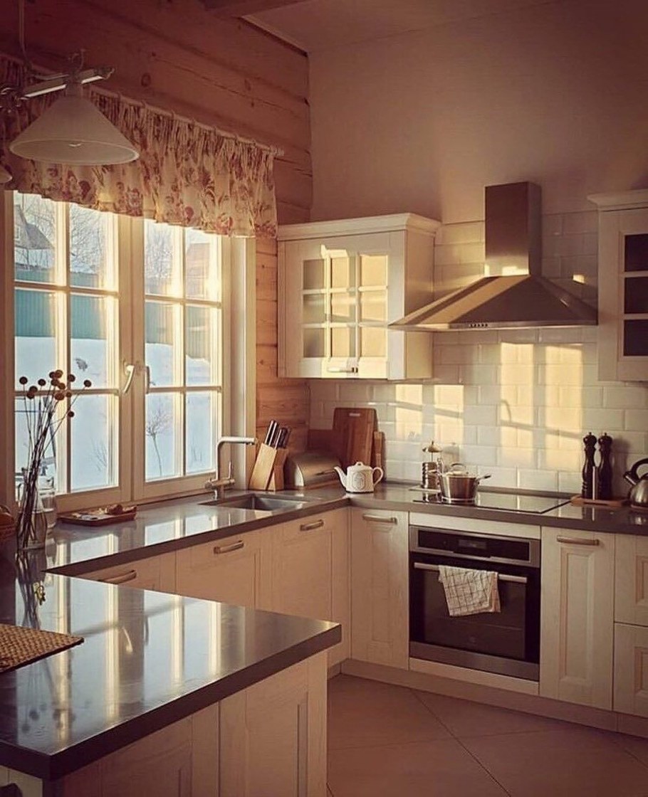 Интерьер кухни с окном
