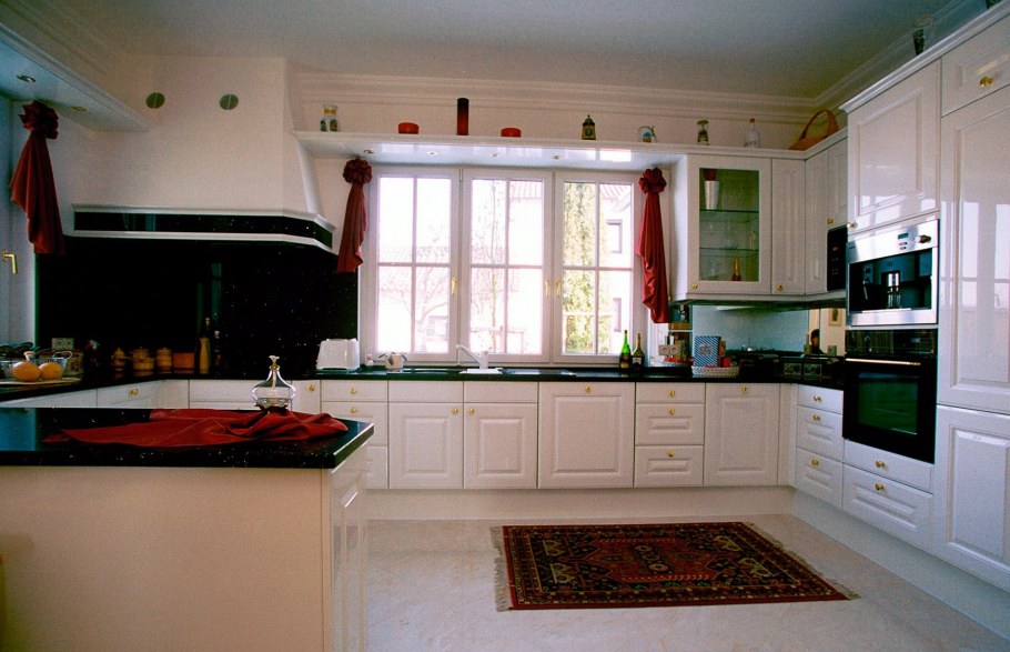 Кухня с окном