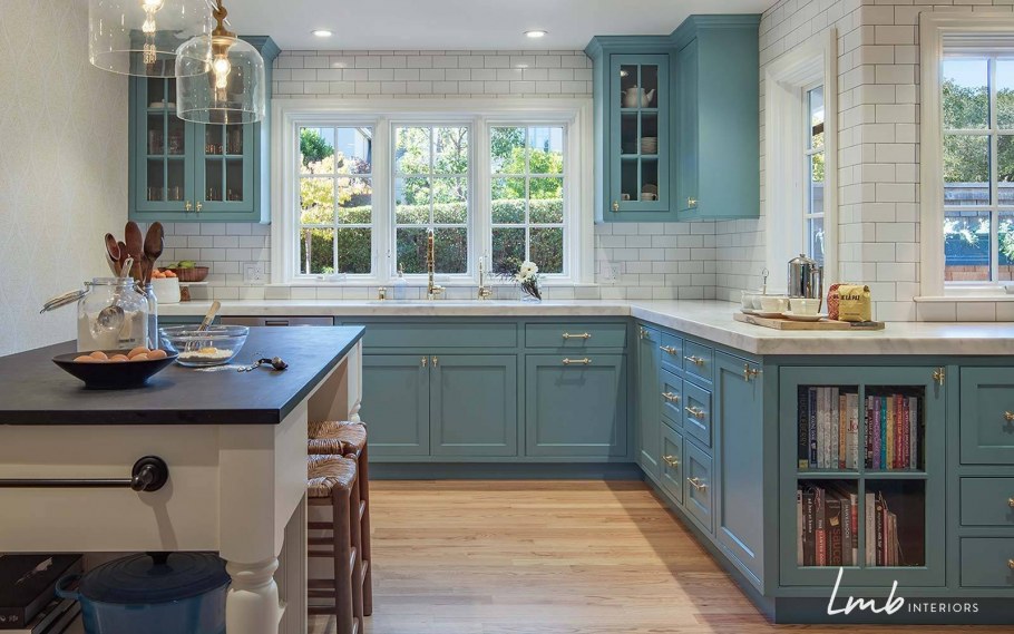 Кухня вдоль окна