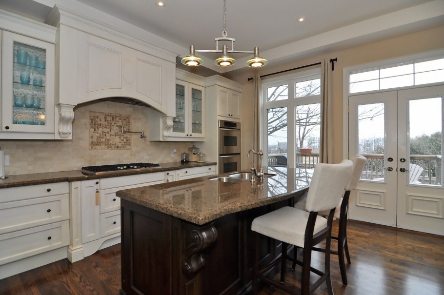 Современный английский интерьер кухни