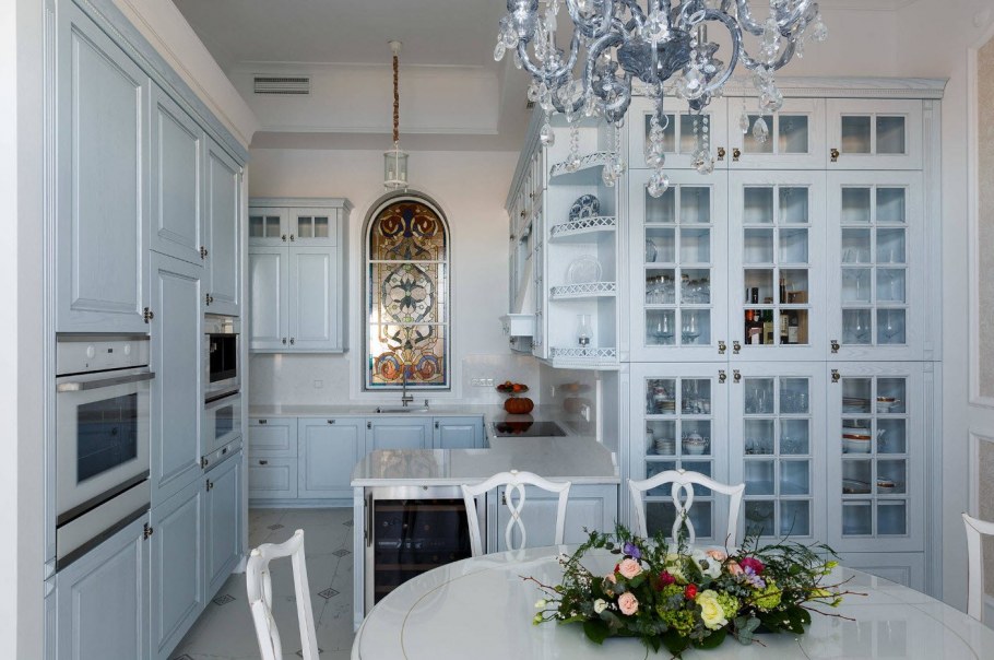 Синяя кухня в классическом стиле