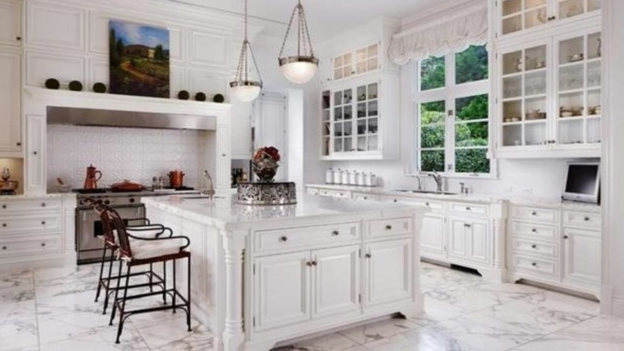 Кухня в английском стиле белая