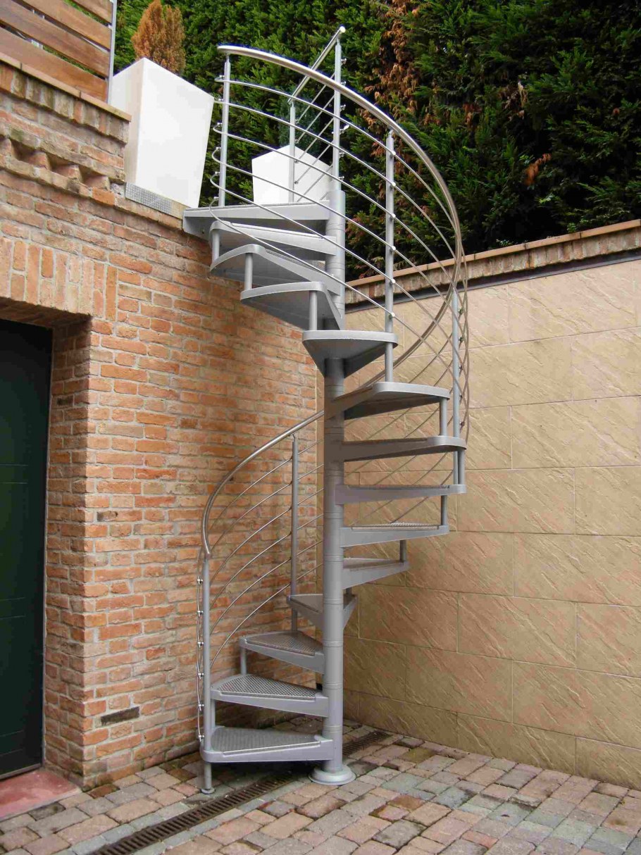 Лестница металлическая уличная