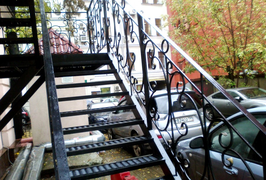 Наружная железная лестница