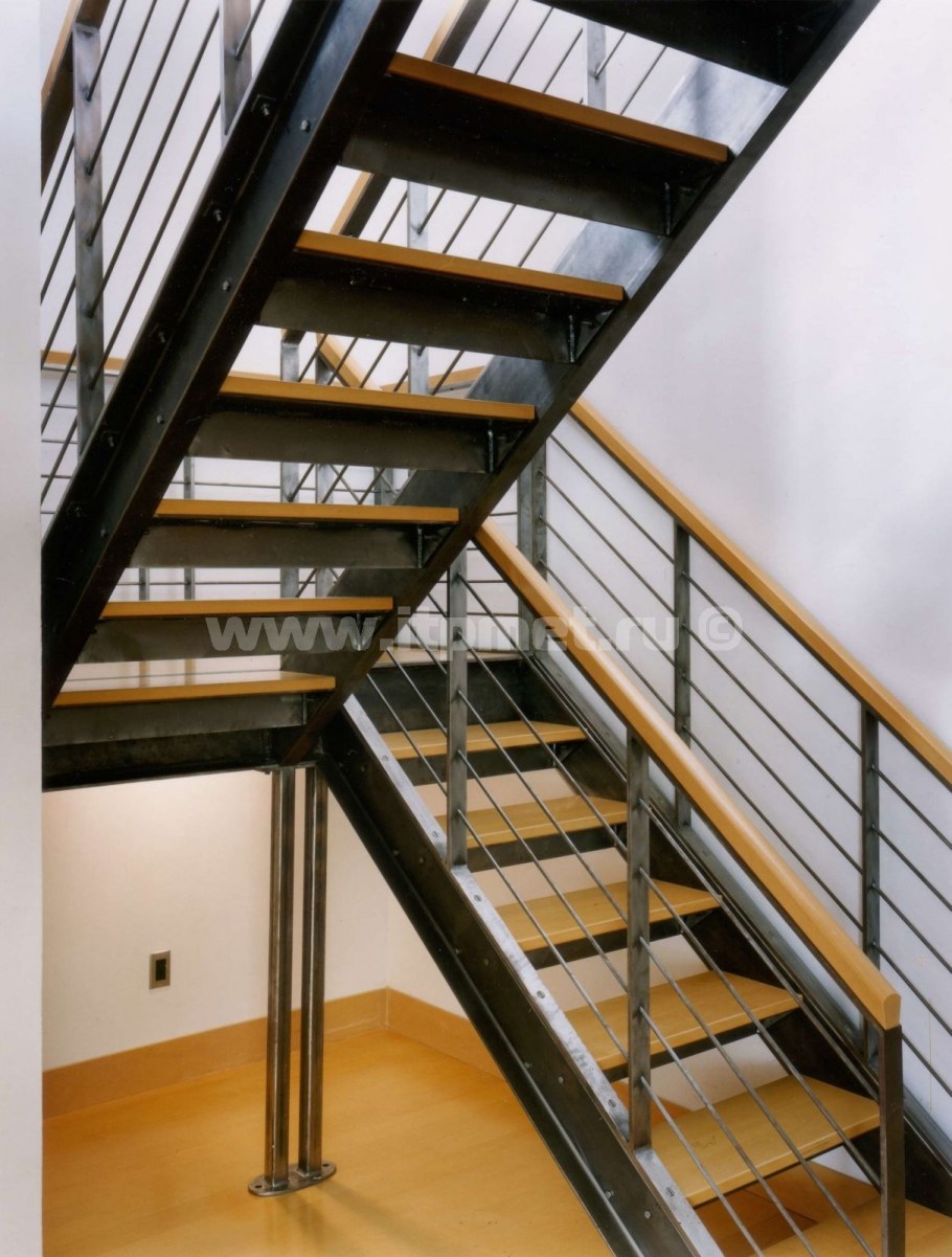 Уличная деревянная лестница