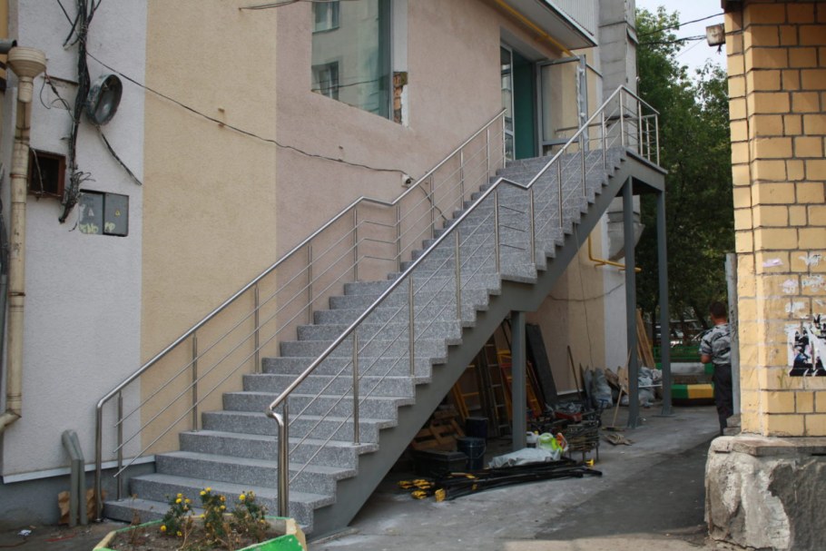 Уличная лестница на чердак