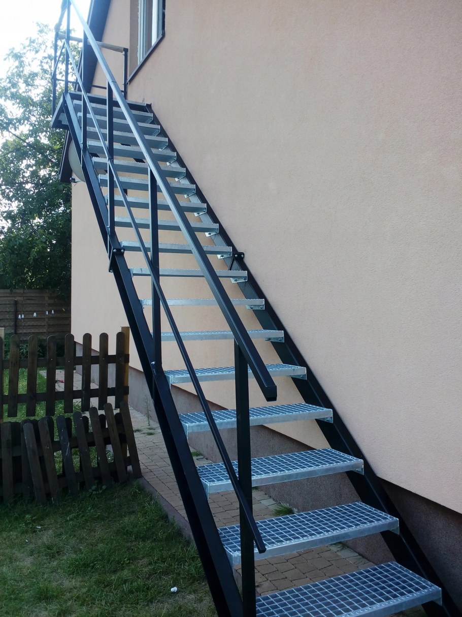 Наружная металлическая лестница