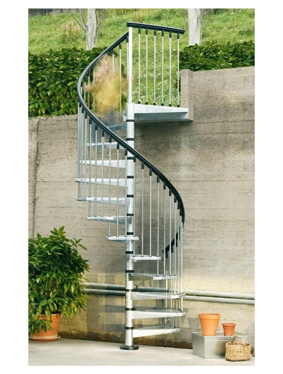 Наружная металлическая лестница