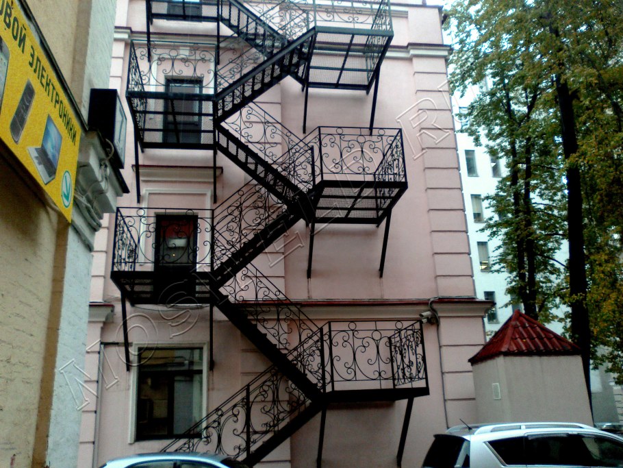 Пожарная лестница из металла