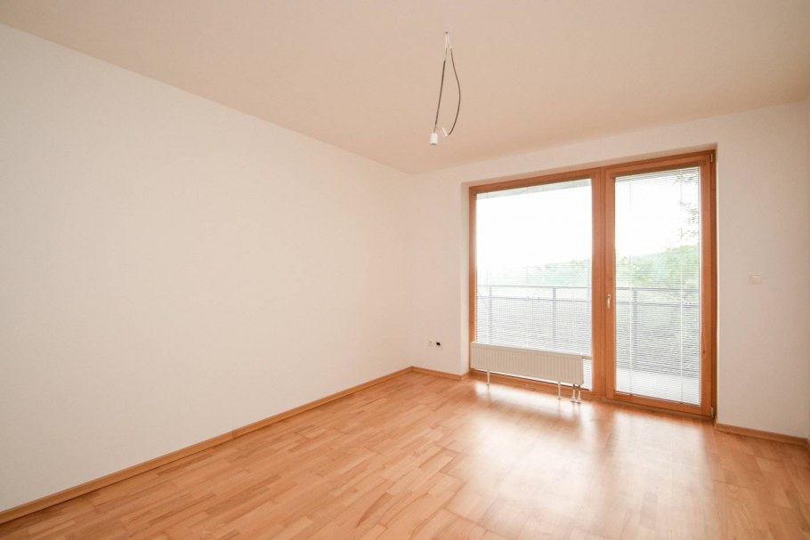 Угловая комната без мебели