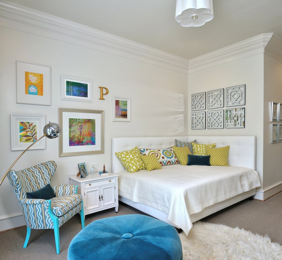 Кровать в углу комнаты