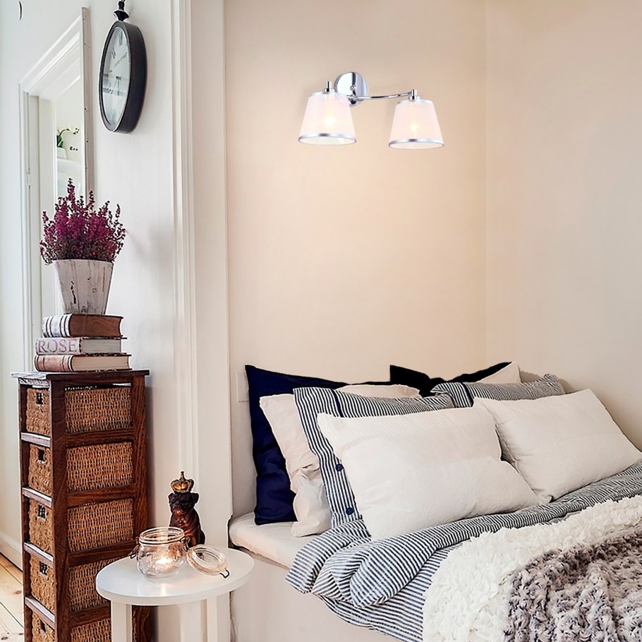 Кровать вдоль стены