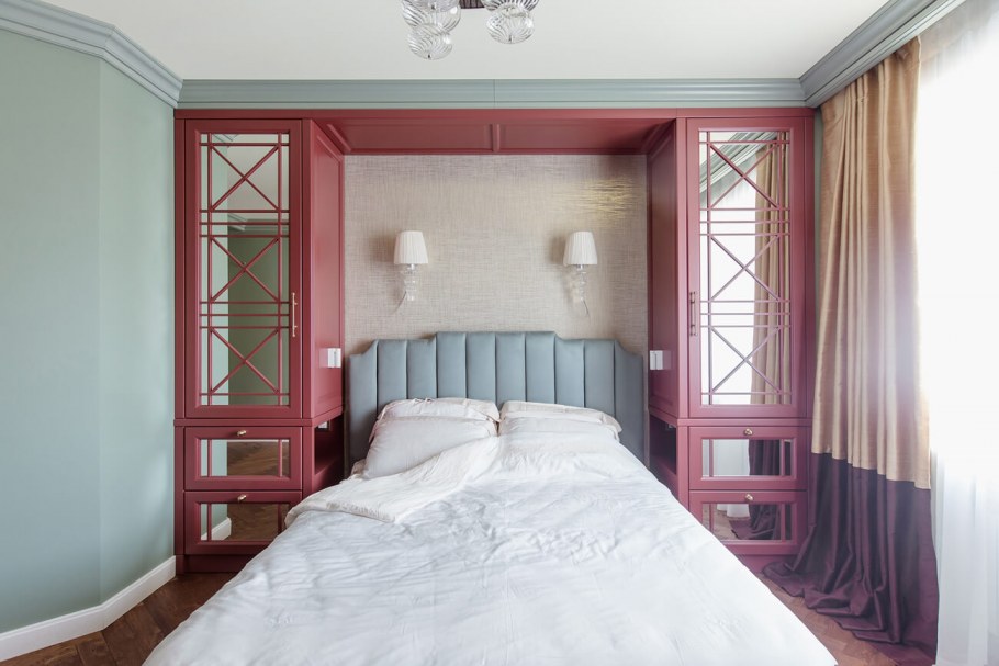 Узкая спальня с гардеробной