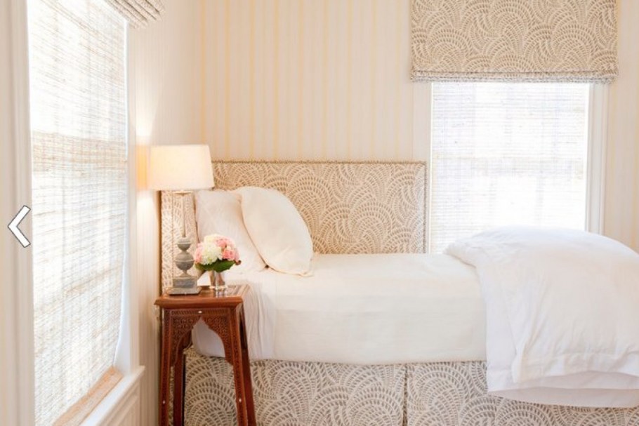 Кровать вдоль стены в маленькой спальне