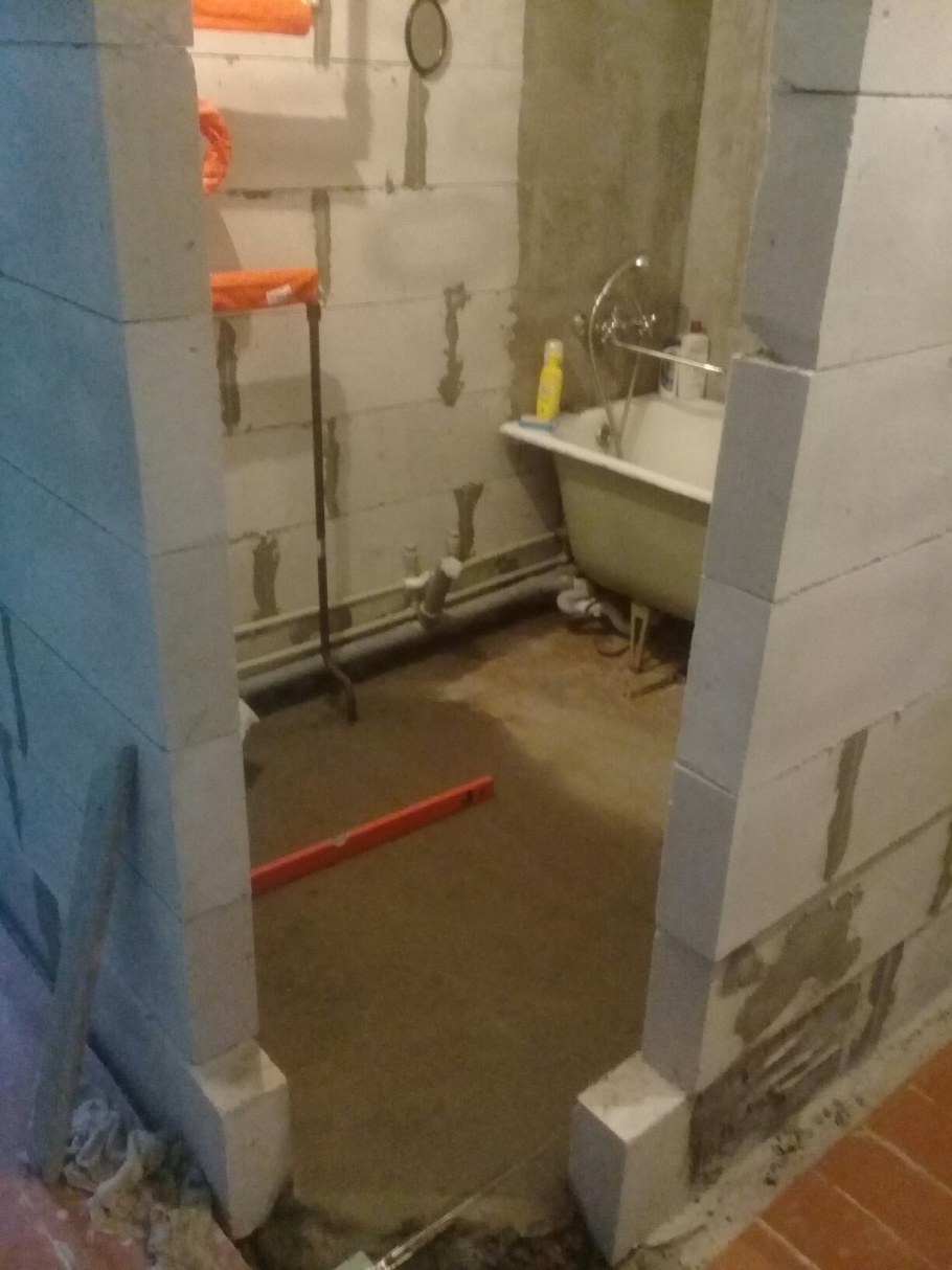 Совмещение ванны и туалета в кирпичном доме