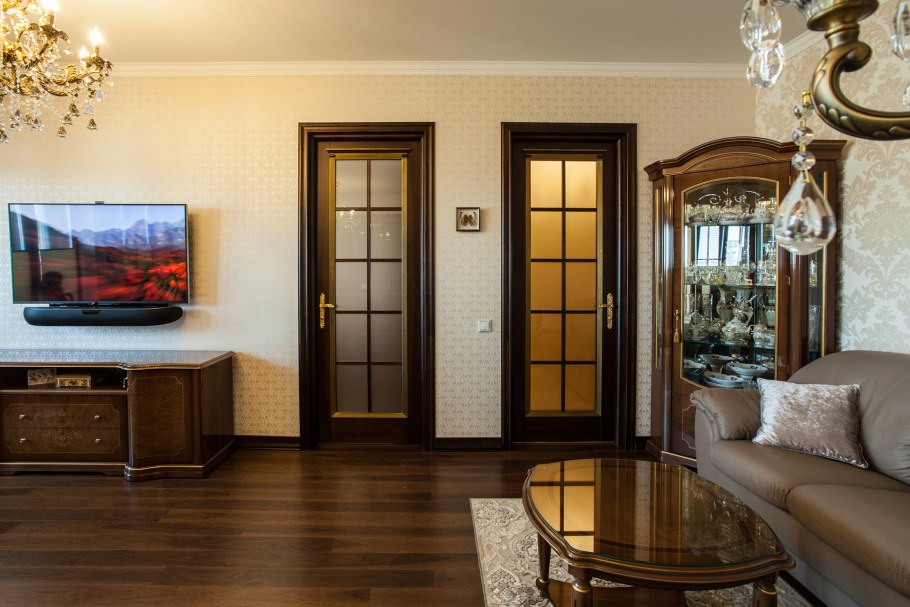 Двери массив в интерьере