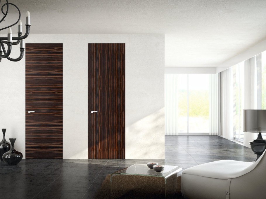 Светлые двери со стеклом в интерьере квартиры