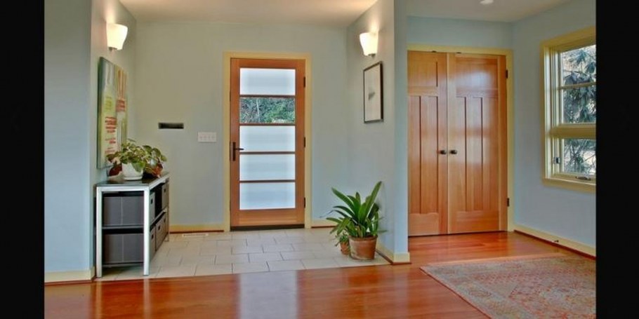 Гостиная в квартире с двойными дверями