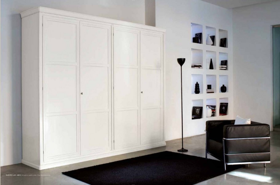 Шкаф белый с филенками