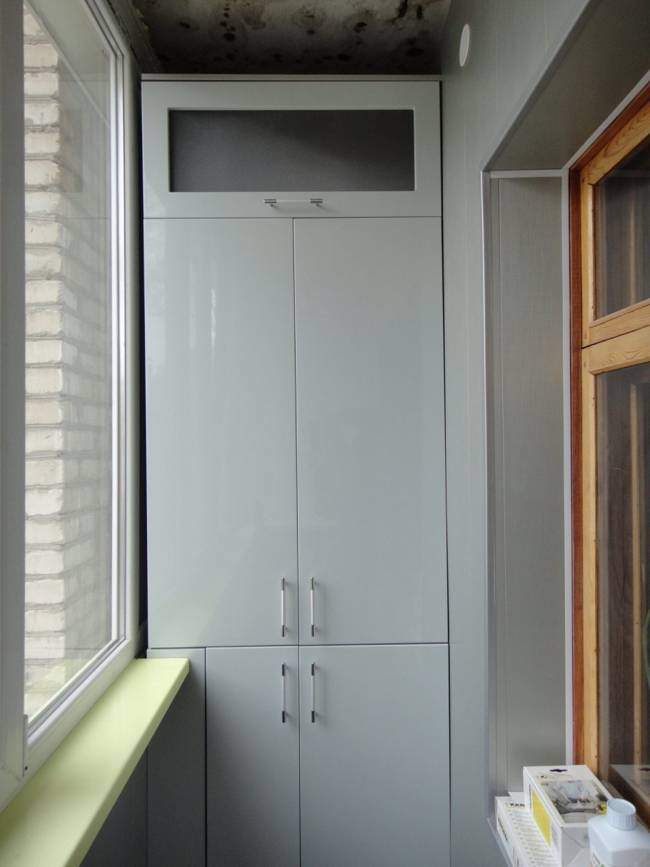 Встроенные шкафы на балконе