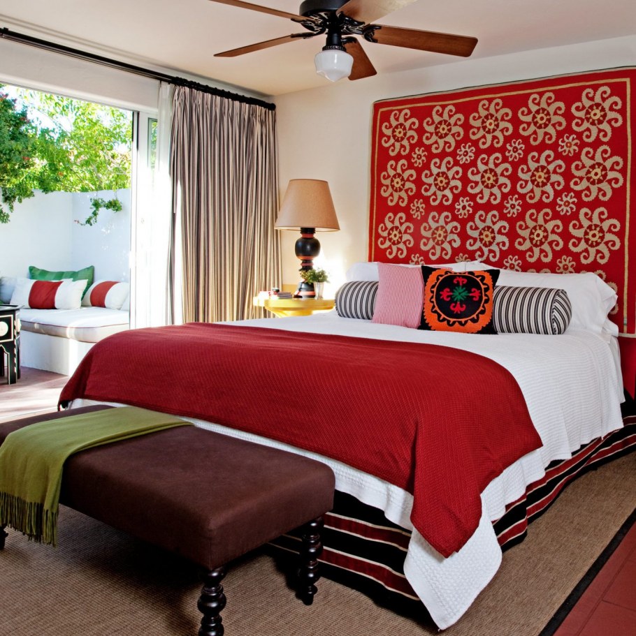 Кровать в углу спальни