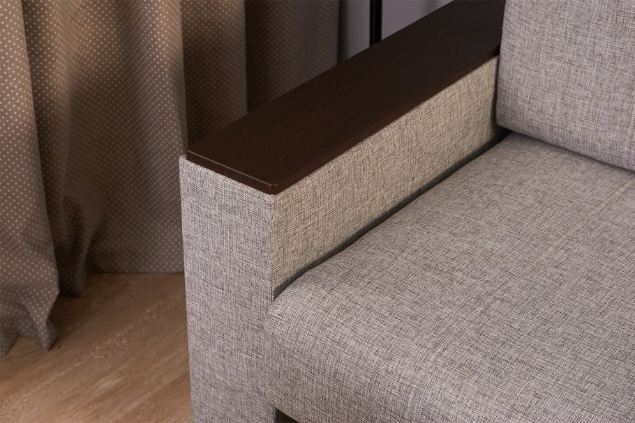 Диван с кожаными подлокотниками