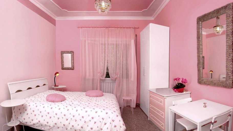 Узкая спальня в розовом цвете