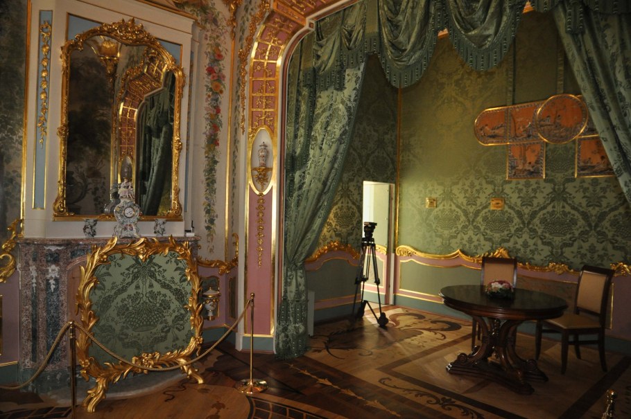 Китайский дворец в Ораниенбауме штофная опочивальня